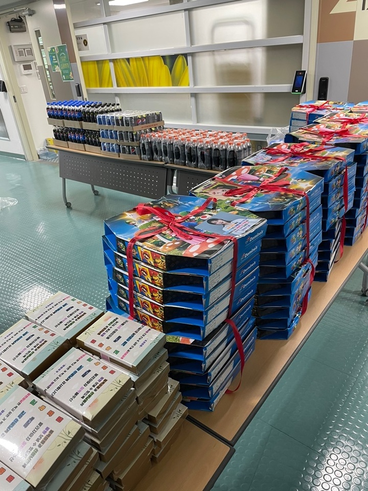 [서울=뉴시스] 가수 아이유(IU)가 밀알학교 학생들에게 선물한 피자와 떡. 23.05.04. (사진=밀알복지재단 제공) photo@newsis.com *재판매 및 DB 금지