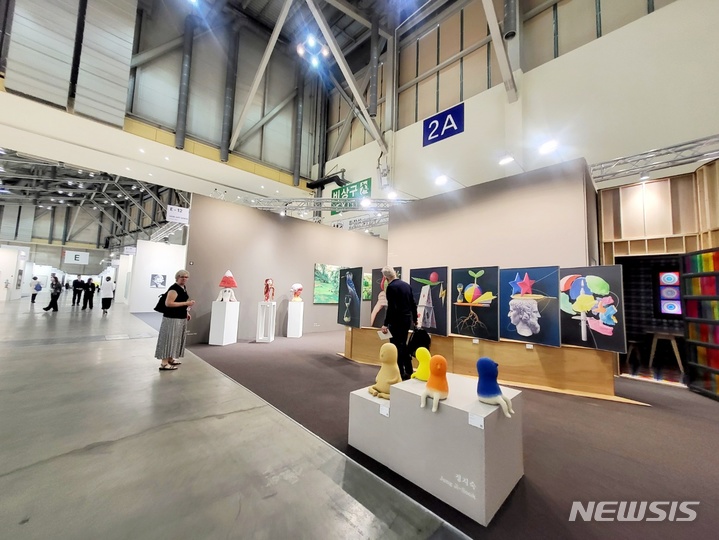 [부산=뉴시스]박현주 미술전문기자=4일 부산 벡스코에서 ‘아트부산 2023(ART BUSAN 2023)’에 첫 참가한 서울 청담동에서 온 호리아트스페이스 부스. '주사기 화가' 윤종석 작가를 비롯해 김명주, 박효빈, 정지숙, 차소림, 천대광 작품을 판매한다. 2023.05.05. hyun@newsis.com