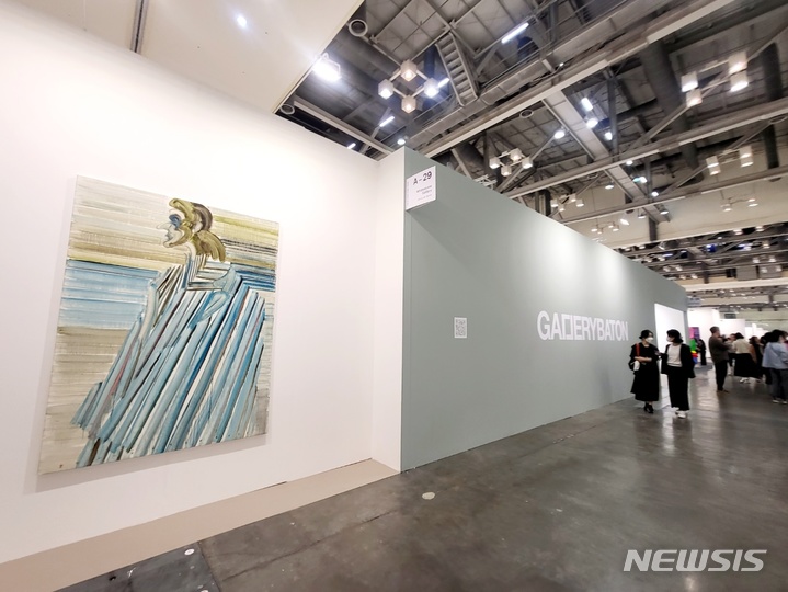 [부산=뉴시스]박현주 미술전문기자=서울에서 온 갤러리바톤 부스. 전면에 갤러리바톤 영문 이름을 글자 작품처럼 연출한 전시장은 마치 미술관 입구 같은 존재감을 과시하고 있다. 부스 앞의 그림은 화이트스톤 갤러리가 내세운 일본 지바현 출생의 1994년생 작가 에츠 에가미의 'Rainbiw2023'작품으로 개막하자마자 팔렸다는 빨간 딱지가 붙었다. '아트부산2023' 일반 관람객 입장은 5일부터다. 행사는 7일까지 이어진다. 2023.05.05. hyun@newsis.com