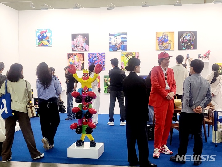 [부산=뉴시스]박현주 미술전문기자=아트부산2023에 참가한 더페이지갤러리에 가재 작가 필립 콜버트가 직접 방문해 컬렉터들과 이야기를 나눴다. 일반 관람객 입장은 5일부터다. 행사는 7일까지 이어진다. 2023.05.04. hyun@newsis.com