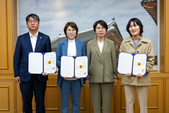 [전주=뉴시스] 전라북도의회, 입법·법률고문 신규 변호사 위촉 모습. 왼쪽부터 두세훈 변호사, 국순화 변호사, 국주영은 도의장, 김진미 변호사 순. 2023.05.04 *재판매 및 DB 금지