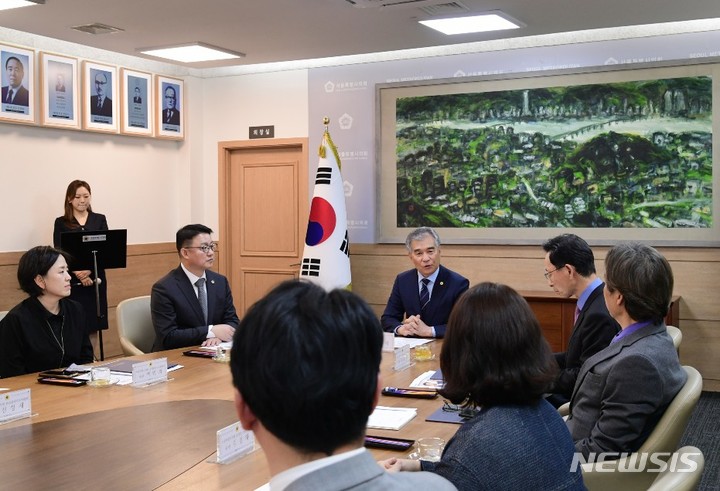 [서울=뉴시스]김현기 서울시의회 의장이 윤리심사자문위원회 위원으로 외부 민간위원 7명을 위촉했다. (사진=서울시의회 제공). 2023.05.04. photo@newsis.com