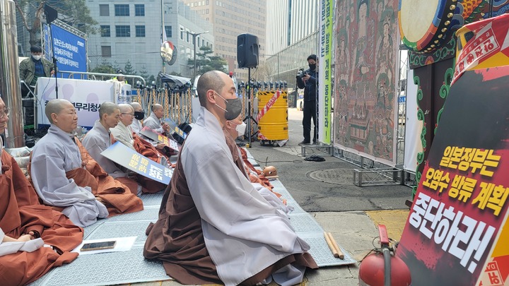 [서울=뉴시스] 지난 3월10일 일본대사관 앞 소녀상 앞에서 열린 '후쿠시마 방사능 오염수 방류 중단 기도회'에 참석한 대한불교조계종 사회노동위원회 스님들 (사진=대한불교조계종 사회노동위원회 제공) 2023.05.04. photo@newsis.com *재판매 및 DB 금지
