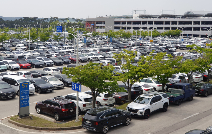 [인천공항=뉴시스] 홍찬선 기자 = 인천공항 제1여객터미널 장기주차장에 차량들이 빈자리 없이 빼곡히 들어차 있다. 2023.05.06 mania@newsis.com *재판매 및 DB 금지