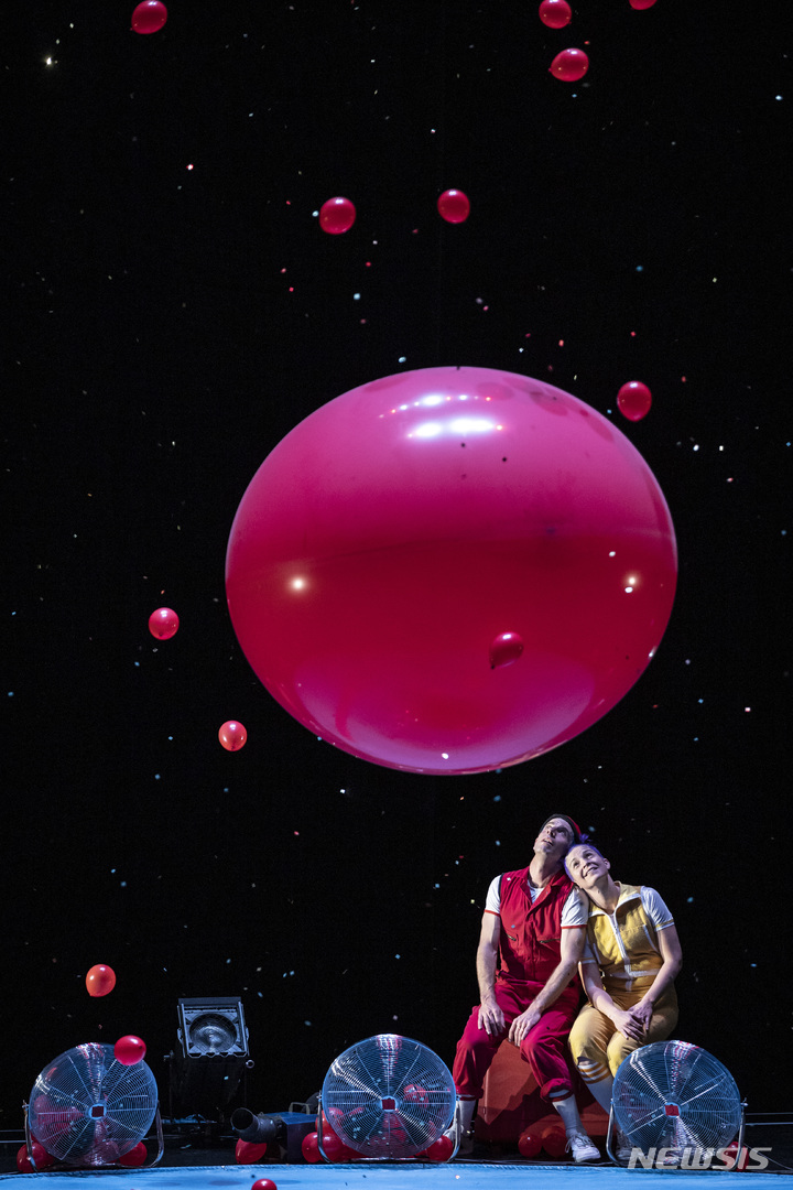 [서울=뉴시스]넌버벌 퍼포먼스 '에어 플레이'. (사진=강동문화재단 제공) 2023.05.04. photo@newsis.com
