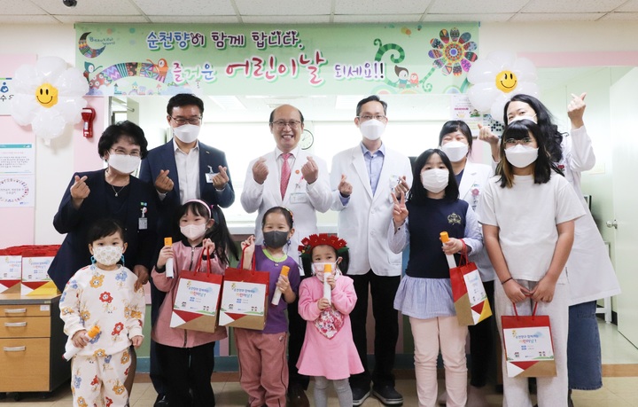 정일권(왼쪽 세번째) 병원장이 어린이들에게 선물을 전달하고 기념사진을 찍고 있다 (사진=순천향대 구미병원 제공) *재판매 및 DB 금지