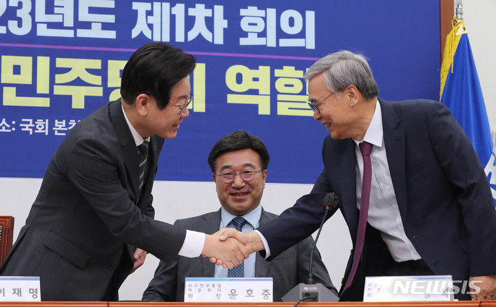 [서울=뉴시스] 전진환 기자 = 이재명 더불어민주당 대표가 4일 오전 서울 여의도 국회에서 열린 외교안보통일자문회의 1차 회의에서 자문위원인 이종석 전 통일부장관과 인사하고 있다. 2023.05.04. amin2@newsis.com
