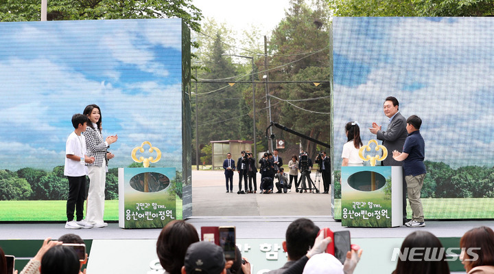 [서울=뉴시스] 홍효식 기자 = 윤석열 대통령과 부인 김건희 여사가 4일 서울 용산 대통령실 앞 미군기지 반환부지에 조성된 용산어린이정원 인근에서 열린 개방행사에서 개문 퍼포먼스를 하고 있다. 2023.05.04. yesphoto@newsis.com