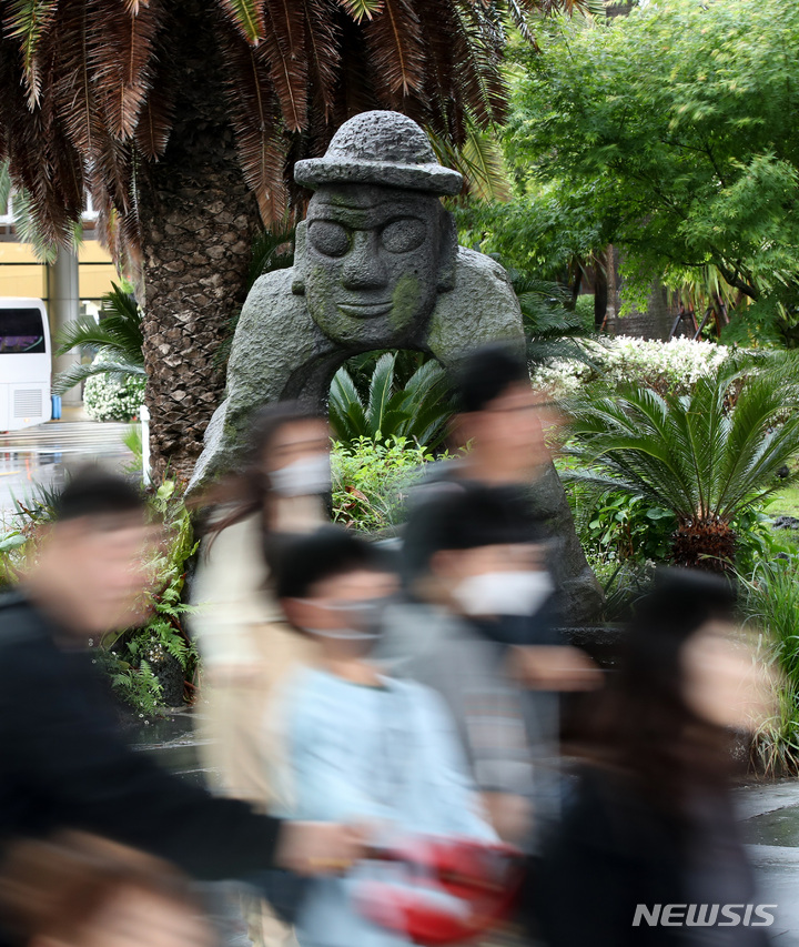 [제주=뉴시스] 우장호 기자 = 어린이날 황금연휴를 앞둔 4일 오전 제주국제공항 1층 도착장에서 가족과 친구, 연인 등 관광객들이 발걸음을 재촉하고 있다. 기상청에 따르면 오는 6일 오전까지 제주를 포함한 전국 대부분 지역에 강한 바람을 동반한 많은 비가 내릴 것으로 전망된다. 2023.05.04. woo1223@newsis.com