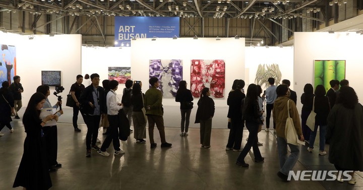 [부산=뉴시스] 하경민 기자 = '아트부산 2023' 언론공개 행사가 열린 4일 부산 해운대구 벡스코 제1전시장에서 취재진들이 각종 미술작품을 둘러보고 있다. 오는 5~7일 열리는 이번 행사에는 22개국의 유명 갤러리 145곳(국내 111곳, 해외 34곳)이 참가해 동시대를 대표하는 현대미술 작품들을 소개한다. 2023.05.04. yulnetphoto@newsis.com