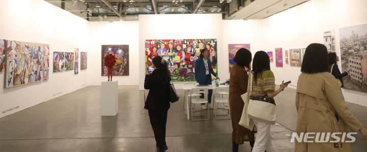 [부산=뉴시스] 하경민 기자 = '아트부산 2023' 언론공개 행사가 열린 4일 부산 해운대구 벡스코 제1전시장에서 취재진들이 각종 미술작품을 둘러보고 있다. 오는 5~7일 열리는 이번 행사에는 22개국의 유명 갤러리 145곳(국내 111곳, 해외 34곳)이 참가해 동시대를 대표하는 현대미술 작품들을 소개한다. 2023.05.04. yulnetphoto@newsis.com