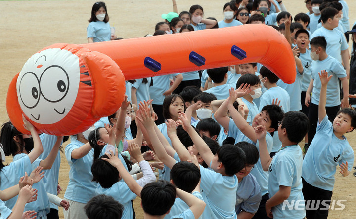 [부산=뉴시스] 부산의 한 초등학교에서 열린 운동회에 참가한 학생들이 대형 풍선 넘기기 경기를 하고 있다. 위 사진은 기사와 관계 없음. (사진= 뉴시스 DB) photo@newsis.com