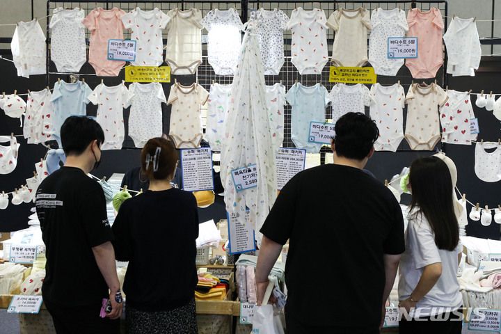 [고양=뉴시스] 권창회 기자 = 지난 4일 오후 경기 고양시 킨텍스에서 열린 코베 베이비페어&유아교육전에서 관람객들이 유아용품을 살펴보고 있다. 2023.05.04. kch0523@newsis.com