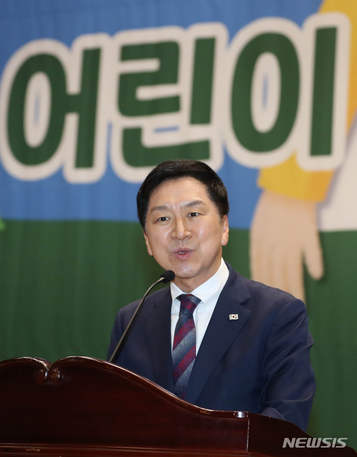 [서울=뉴시스] 전진환 기자 = 김기현 국민의힘 대표가 4일 오후 서울 여의도 국회에서 열린 국회 어린이 안전 포럼 주최 어린이 안전 헌장 선포식에 참석해 축사를 하고 있다. 2023.05.04 amin2@newsis.com