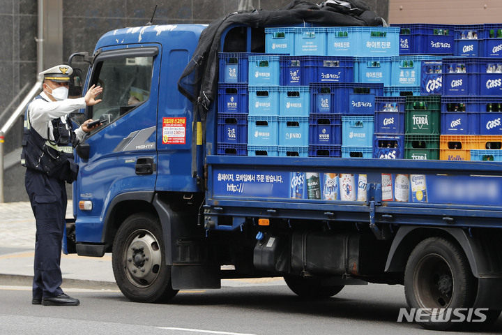 [서울=뉴시스] 최동준 기자 = 서울경찰청이 4일 서울 신설동역 인근에서 서울시, 교통안전공단과 합동으로 대형화물차, 건설기계 교통법규 위반 단속을 실시하고 있다. 2023.05.04. photocdj@newsis.com