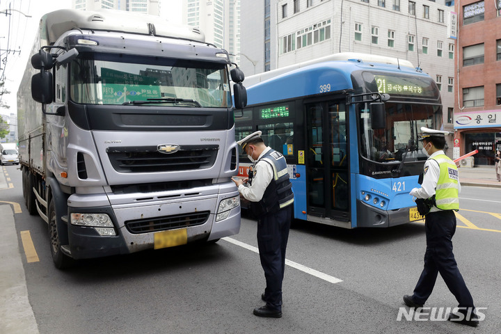 [서울=뉴시스] 최동준 기자 = 서울경찰청이 4일 서울 신설동역 인근에서 서울시, 교통안전공단과 합동으로 대형화물차, 건설기계 교통법규 위반 단속을 실시하고 있다. 2023.05.04. photocdj@newsis.com
