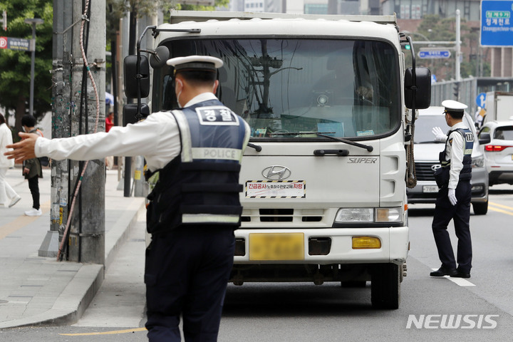 [서울=뉴시스] 최동준 기자 = 서울경찰청이 4일 서울 신설동역 인근에서 서울시, 교통안전공단과 합동으로 대형화물차, 건설기계 교통법규 위반 단속을 실시하고 있다. 2023.05.04. photocdj@newsis.com