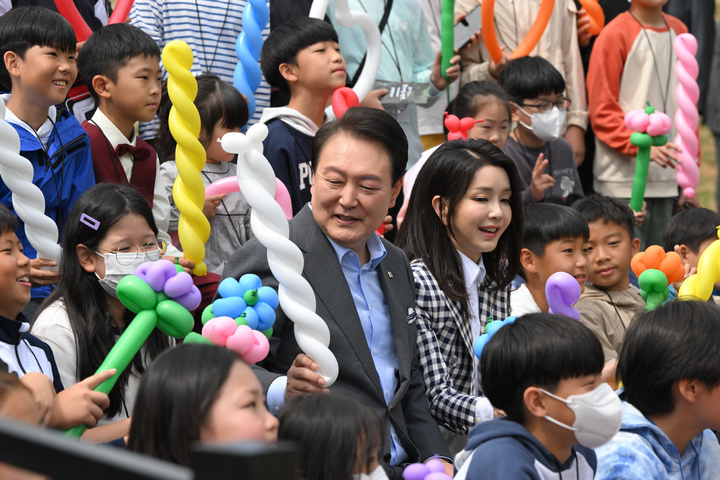 [서울=뉴시스] 윤석열 대통령과 부인 김건희 여사가 4일 서울 용산 대통령실 앞 미군기지 반환부지에 조성된 용산어린이정원에서 어린이들과 대화하고 있다. (사진=대통령실 제공) 2023.05.04. photo@newsis.com *재판매 및 DB 금지