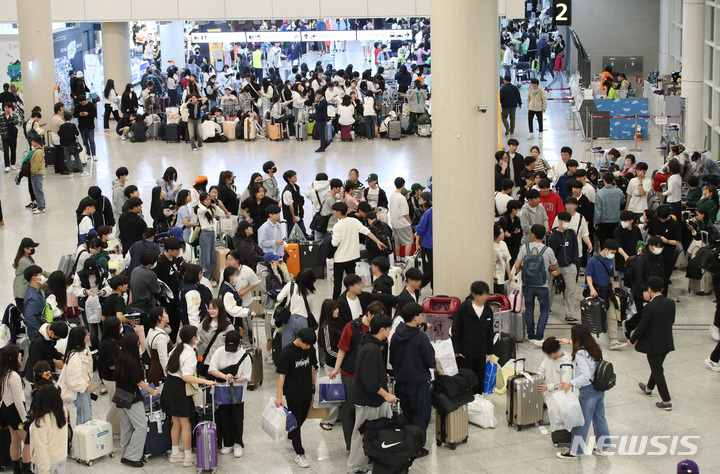 [제주=뉴시스] 우장호 기자 = 어린이날 황금연휴가 시작된 4일 오후 제주국제공항 1층 도착장에 기상악화로 비행기가 지연 또는 결항되자 돌아가지 못한 수학여행단이 대기하고 있다. 2023.05.04. woo1223@newsis.com