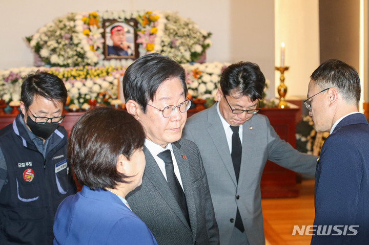 [서울=뉴시스] 권창회 기자 = 4일 오후 서울 종로구 서울대병원 장례식장에 마련된 민주노총 건설노조 강원지부 간부 양회동씨의 빈소에서 이재명 더불어민주당 대표가 조문을 마치고 나서고 있다. 2023.05.04. kch0523@newsis.com