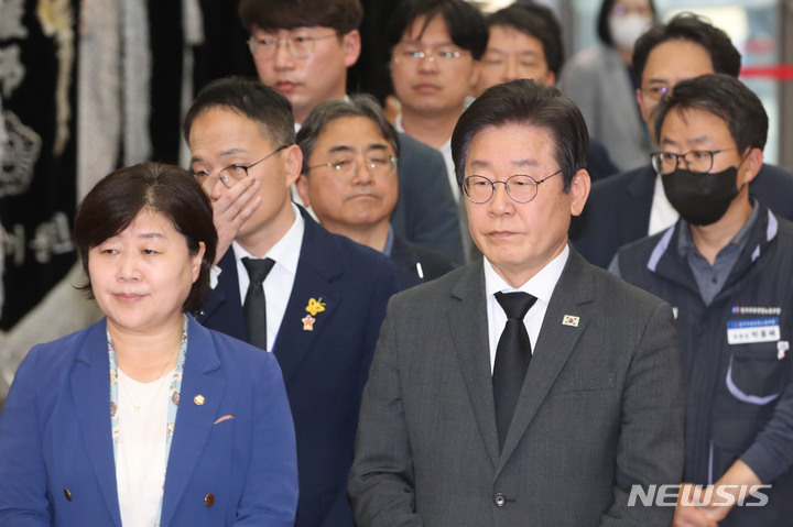 [서울=뉴시스] 권창회 기자 = 4일 오후 서울 종로구 서울대병원 장례식장에 마련된 민주노총 건설노조 강원지부 간부 양회동씨의 빈소에서 이재명 더불어민주당 대표가 조문을 하기 위해 대기하고 있다. 2023.05.04. kch0523@newsis.com