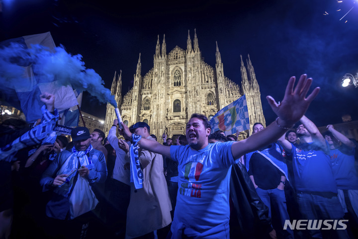 [나폴리=AP/뉴시스] 4일(현지시간) 이탈리아 나폴리에서 축구 팬들이 나폴리의 우승에 환호하고 있다. SSC 나폴리는 2022-23 세리에A 33라운드 우디네세와의 원정 경기에서 1-1로 비기며 33년 만에 우승을 차지했다. 2023.05.05. 