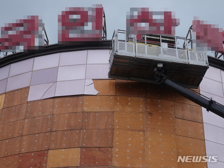 [제주=뉴시스] 오영재 기자 = 강한 비바람이 몰아치고 있는 5일 오전 제주시 연동의 한 건물 외벽이 떨어져 나가 안전 조치가 이뤄지고 있다. 2023.05.05. oyj4343@newsis.com