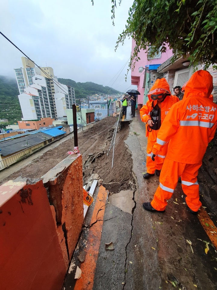 [부산=뉴시스] 권태완 기자 = 5일 호우와 강풍특보가 발효된 부산 사하구의 한 주택가 인근 도로공사 현장에서 약 10m 길이의 옹벽이 붕괴됐다. (사진=부산소방재난본부 제공) 2023.05.05. photo@newsis.com *재판매 및 DB 금지