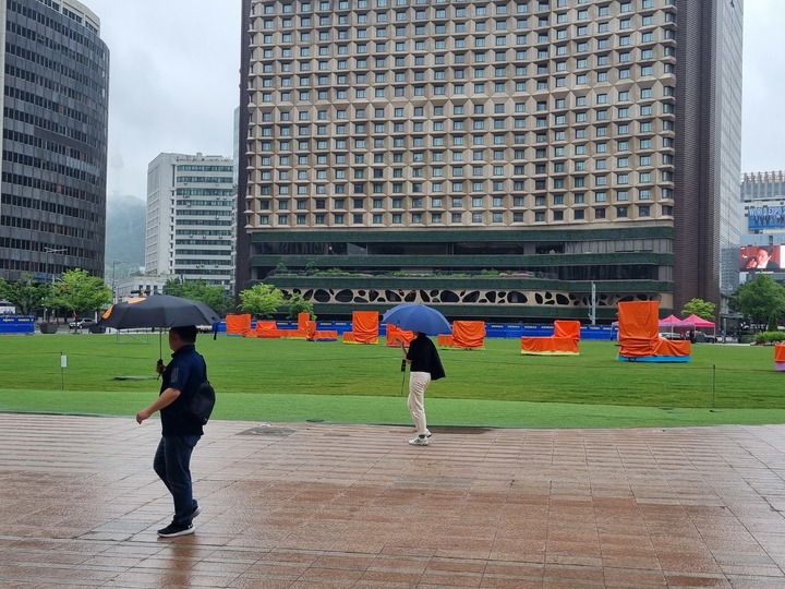 [서울=뉴시스] 박광온 기자 = 어린이날인 5일 우천으로 서울 중구 시청역 인근 서울광장에 비닐이 씌워진 행사 시설문만 덩그러니 남아있다. 2023.05.05 lighton@newsis.com *재판매 및 DB 금지