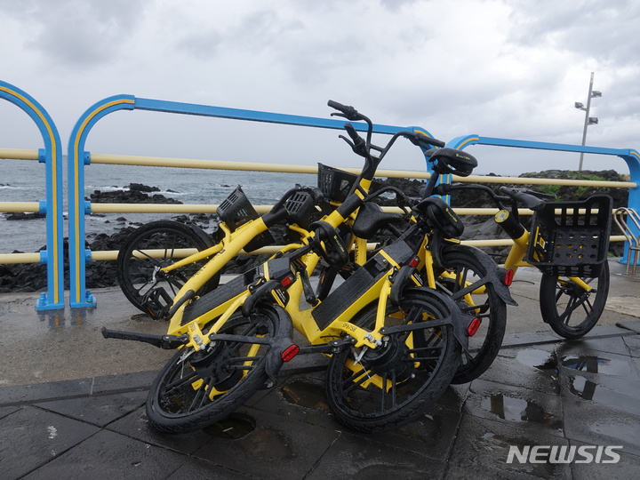 [제주=뉴시스] 강풍을 동반한 많은 비가 내린 지난 5월5일 오후 제주시 용담해안도로에 전기자전거가 쓰러져 있다. (사진=뉴시스 DB). photo@newsis.com