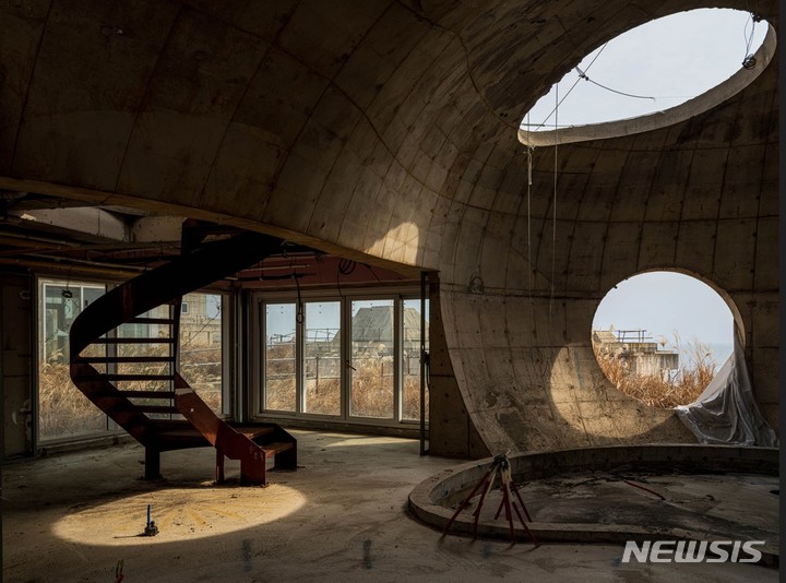 ⓒ박정근 作, <은밀하게, 그러나 맹렬하게 #3>, 100×140㎝, Pigment print, 2022 