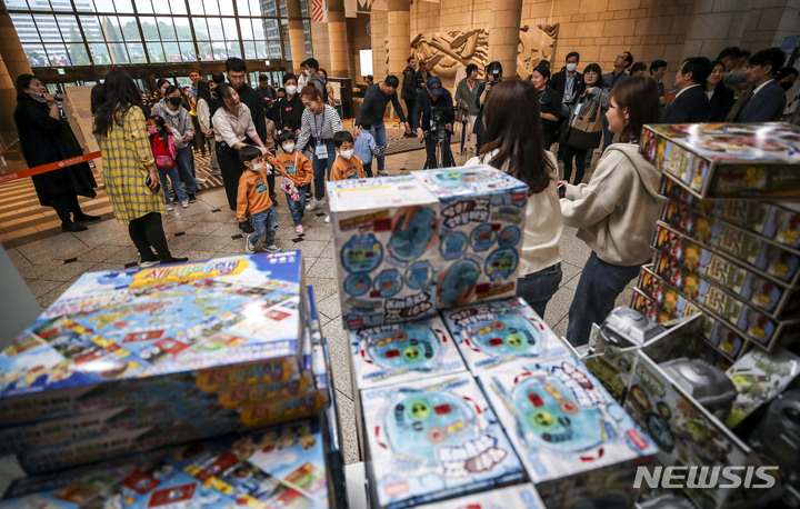 [서울=뉴시스] 정병혁 기자 = 어린이날인 5일 오전 서울 용산구 전쟁기념관에서 열린 어린이날 문화축제를 찾은 가족들이 어린이날 선물을 받고 있다. 2023.05.05. jhope@newsis.com