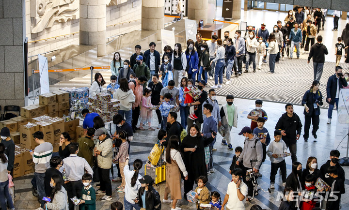[서울=뉴시스] 정병혁 기자 = 어린이날인 5일 오전 서울 용산구 전쟁기념관에서 열린 어린이날 문화축제를 찾은 가족들이 어린이날 선물을 받고 있다. 2023.05.05. jhope@newsis.com
