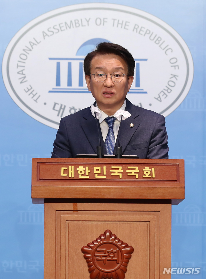 [서울=뉴시스] 이영환 기자 = 권칠승 더불어민주당 수석대변인이 5일 오전 서울 여의도 국회 소통관에서 브리핑을 하고 있다. 2023.05.05. 20hwan@newsis.com