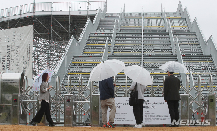 [서울=뉴시스] 김명원 기자 = 어린이날인 5일 오전 서울 종로구 송현공원 하늘소에서 서울시 등 시설 관계자들이 우천으로 취소된 행사장 사설들을 점검하고 있다. 2023.05.05. kmx1105@newsis.com