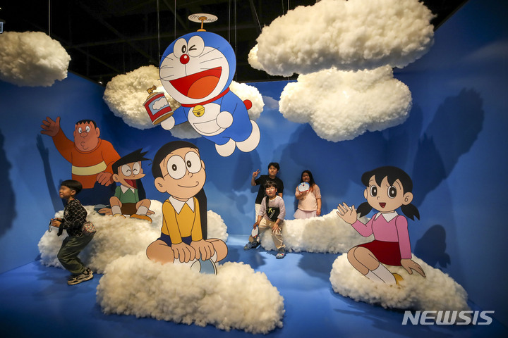 [서울=뉴시스] 정병혁 기자 = 어린이날인 5일 오전 서울 용산구 아이파크몰 팝콘D스퀘어에서 열린 '두근두근 도라에몽전'을 찾은 시민들이 전시를 보며 즐거운 시간을 보내고 있다. 2023.05.05. jhope@newsis.com