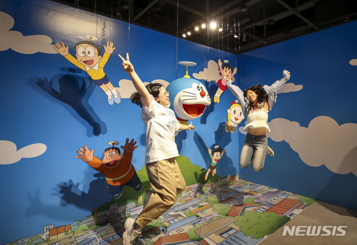 [서울=뉴시스] 정병혁 기자 = 어린이날인 5일 오전 서울 용산구 아이파크몰 팝콘D스퀘어에서 열린 '두근두근 도라에몽전'을 찾은 시민들이 전시를 보며 즐거운 시간을 보내고 있다. 2023.05.05. jhope@newsis.com