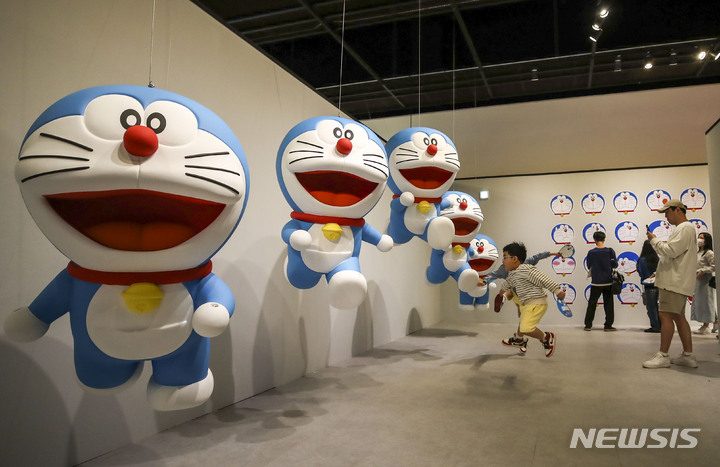 [서울=뉴시스] 정병혁 기자 = 어린이날인 5일 오전 서울 용산구 아이파크몰 팝콘D스퀘어에서 열린 '두근두근 도라에몽전'을 찾은 시민들이 전시를 보며 즐거운 시간을 보내고 있다. 2023.05.05. jhope@newsis.com