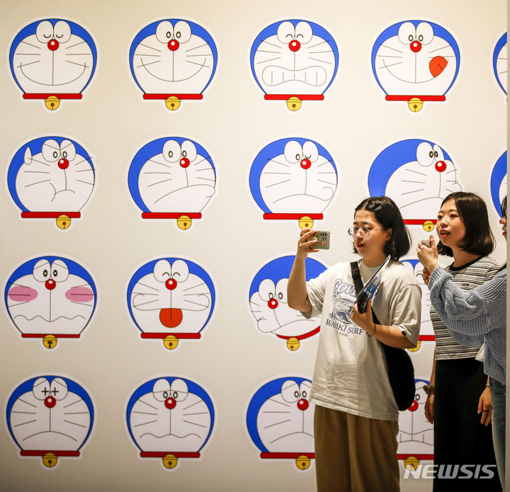 [서울=뉴시스] 정병혁 기자 = 어린이날인 5일 오전 서울 용산구 아이파크몰 팝콘D스퀘어에서 열린 '두근두근 도라에몽전'을 찾은 시민들이 전시를 보며 즐거운 시간을 보내고 있다. 2023.05.05. jhope@newsis.com
