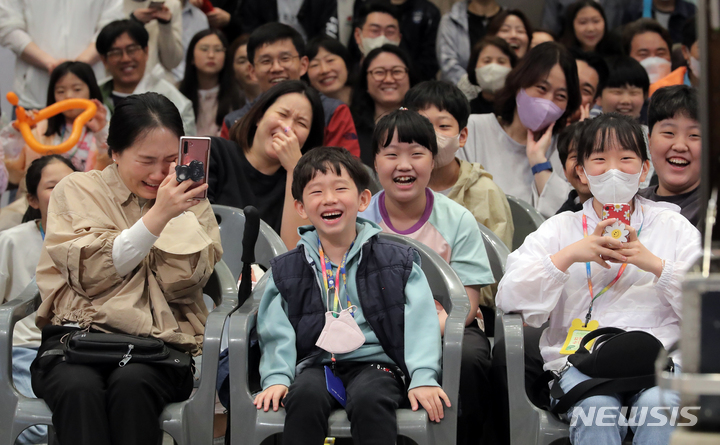 [서울=뉴시스] 김금보 기자 = 5일 서울 청와대 춘추관에서 열린 '청와대에 웃음꽃이 피었습니다' 어린이날 기념행사를 찾은 어린이와 가족들이 공연을 보며 즐거워하고 있다. 2023.05.05. kgb@newsis.com