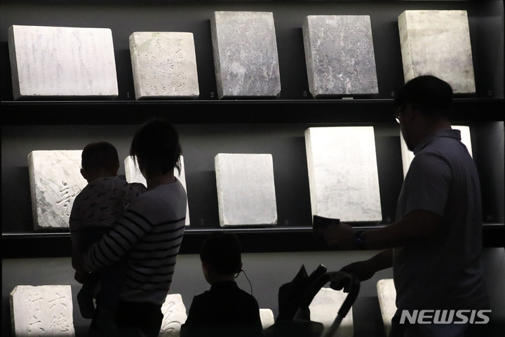 [서울=뉴시스] 권창회 기자 = 어린이날 연휴 첫날인 5일 오전 서울 종로구 국립고궁박물관에서 한 가족이 전시를 관람하고 있다. 2023.05.05. kch0523@newsis.com