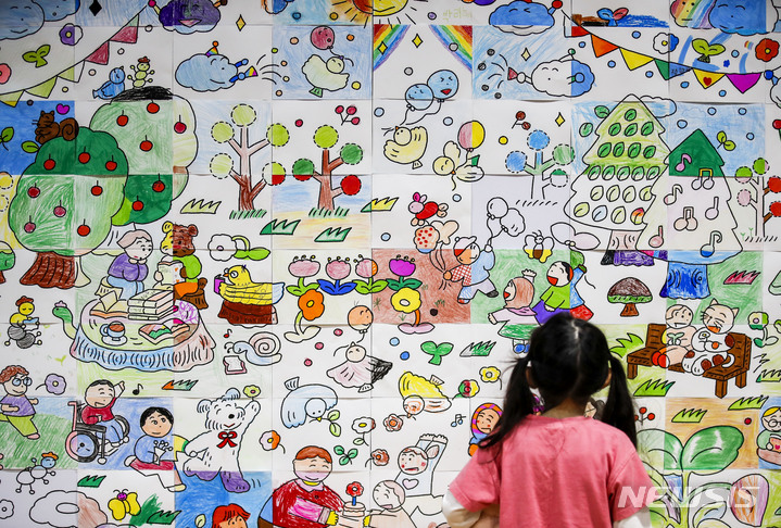 [파주=뉴시스] 정병혁 기자 = 어린이날인 5일 오후 경기 파주시 아시아출판문화정보센터에서 열린 '어린이 책잔치-달라서 참 좋아'에서 한 어린이가 색칠한 그림을 붙이고 있다. 2023.05.05. jhope@newsis.com