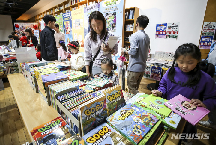 [파주=뉴시스] 정병혁 기자 = 어린이날인 5일 오후 경기 파주시 아시아출판문화정보센터에서 열린 '어린이 책잔치-달라서 참 좋아'를 찾은 어린이가 북마켓에서 책을 살펴보고 있다.&nbsp; 2023.05.05. jhope@newsis.com