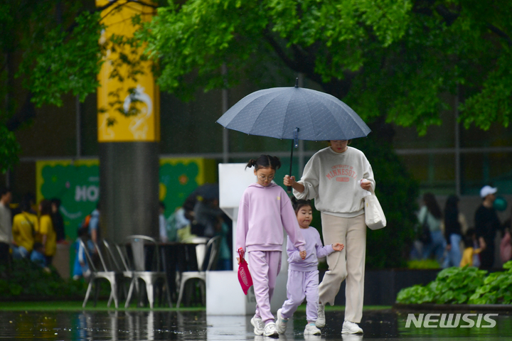광주 동구 국립아시아문화전당에서 시민들이 우산을 쓴 채 걷고 있다. leeyj2578@newsis.com
