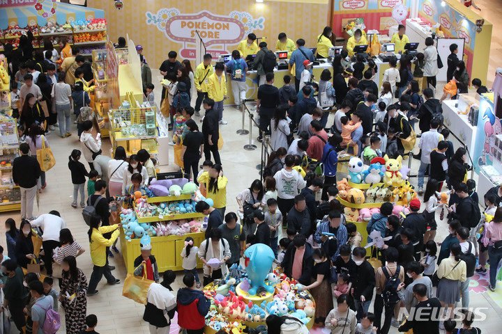 [서울=뉴시스] 조수정 기자 = 어린이날인 5일 서울 송파구 롯데월드몰에서 열린 '포켓몬 스프링 페스타 2023' 포켓몬 팝업스토어에서 내방객들이 북적이고 있다. 2023.05.05. chocrystal@newsis.com
