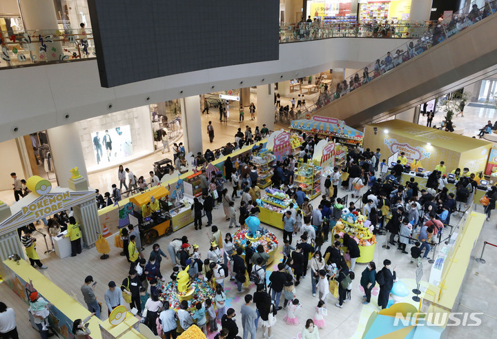 [서울=뉴시스] 조수정 기자 = 어린이날인 5일 서울 송파구 롯데월드몰에서 열린 '포켓몬 스프링 페스타 2023' 포켓몬 팝업스토어에서 내방객들이 포켓몬 인형 등을 고르고 있다. 2023.05.05. chocrystal@newsis.com