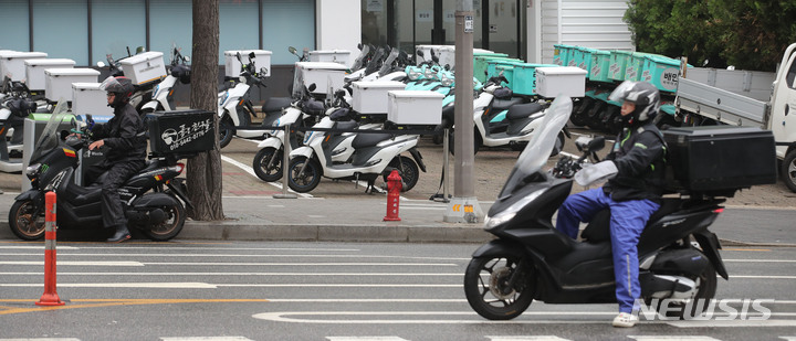 [서울=뉴시스] 권창회 기자 = 지난 5월5일 오후 서울 강남구 우아한청년들 자회사 '딜리버리N'에 배달용 오토바이들이 주차되어 있다. 2023.05.05. kch0523@newsis.com