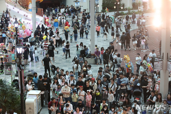 [서울=뉴시스] 조수정 기자 = 어린이날인 지난 5일 서울 송파구 롯데월드 어드벤처에서 내방객들이 인산인해를 이루고 있다. 2023.05.05. chocrystal@newsis.com