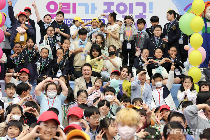 [서울=뉴시스] 윤석열 대통령과 부인 김건희 여사가 5일 청와대 연무관에서 열린 어린이날 초청 행사에서 어린이들과 기념촬영하고 있다. (사진=대통령실 제공) 2023.05.05. photo@newsis.com