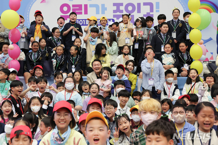 [서울=뉴시스] 윤석열 대통령과 부인 김건희 여사가 5일 청와대 연무관에서 열린 어린이날 초청 행사에서 어린이들과 기념촬영하고 있다. (사진=대통령실 제공) 2023.05.05. photo@newsis.com